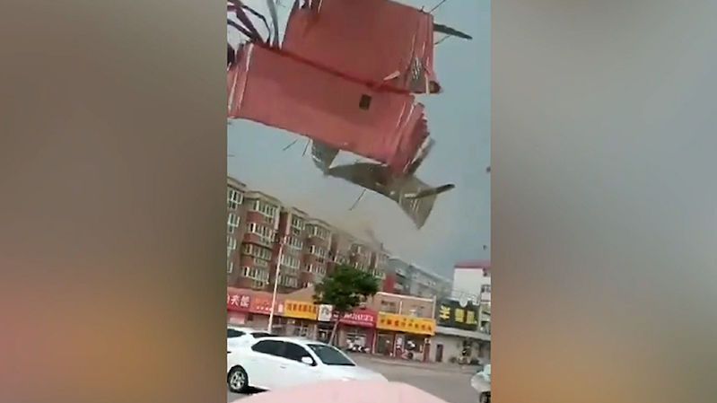 Střechy v čínském městě létaly vzduchem
